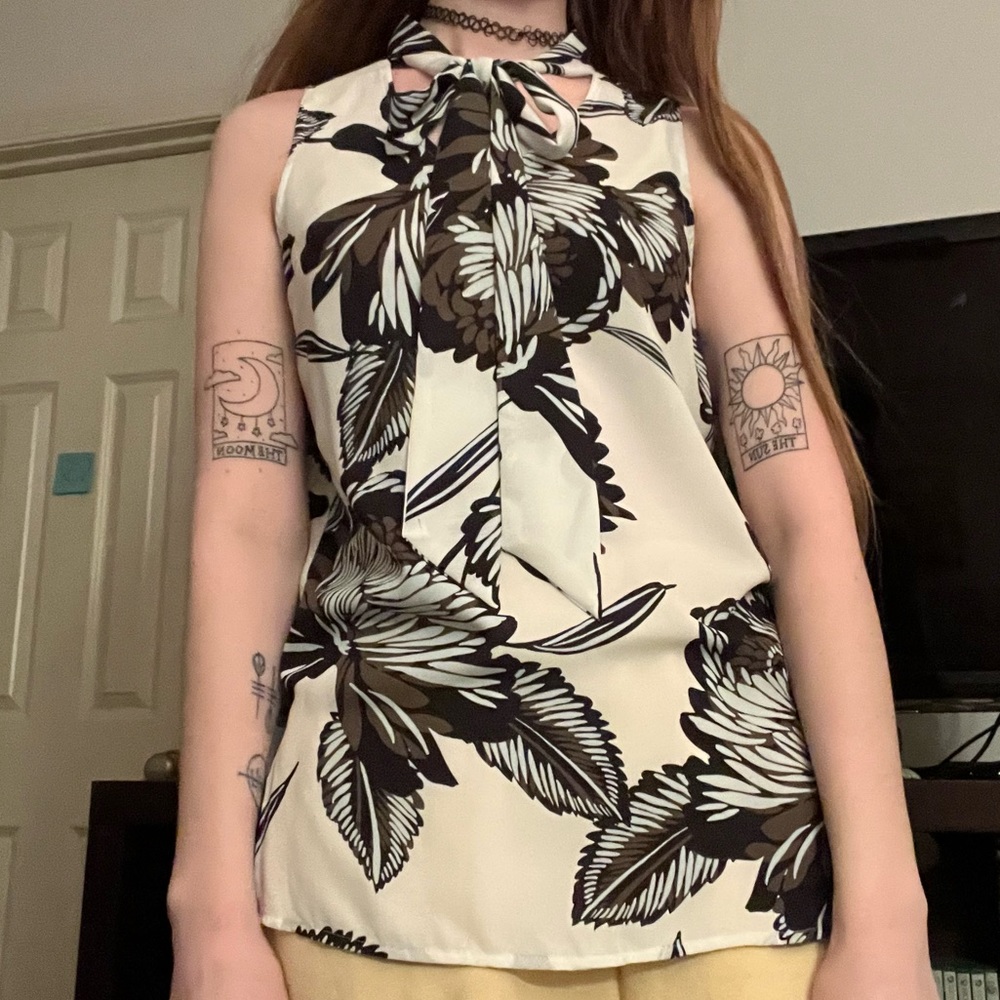 💚 Sleeveless Floral Blouse